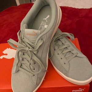 New soft foam Pumas size 9.5 never worn